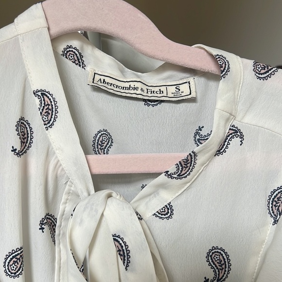 Beutiful detail size small Abercrombie and fitch top blouse ruffle tie button up - Picture 3 of 3